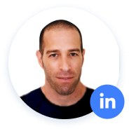Glatzköpfiger Mann mit LinkedIn-Logo auf dem Profilbild.