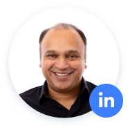 Lächelnder Mann mit LinkedIn-Logo im runden Rahmen.