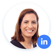 Lächelnde Frau mit LinkedIn-Logo in einem kreisförmigen Rahmen.