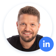 Lächelnder Mann mit LinkedIn-Symbol im Profilfoto.