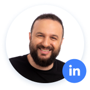 Lächelnder Mann mit LinkedIn-Logo-Overlay.
